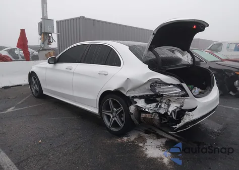 2015 Mercedes-Benz C 300 Sport z USA, uszkodzony, nr VIN 55SWF4JB1FU056988